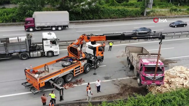 TEM’de 13 araç birbirine girdi, ortalık savaş alanına döndü: 5 yaralı