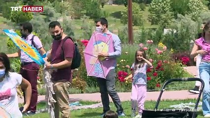 Babalar çocuklarıyla uçurtma şenliğinde eğlendiler