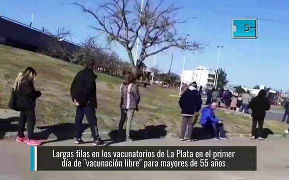 Largas filas en los vacunatorios de La Plata en el primer día de vacunación libre para mayores de 55 años