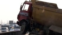 Kaza yapan kamyon görenleri şaşırttı!