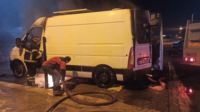 Park halindeyken yanan panelvan kullanılamaz hale geldi