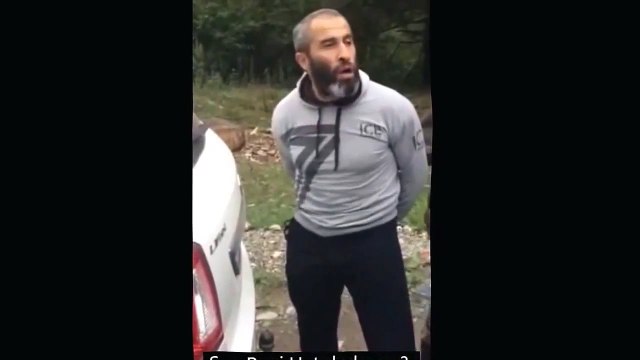 Rus askerlere kafa tutan Çeçen direnişçi