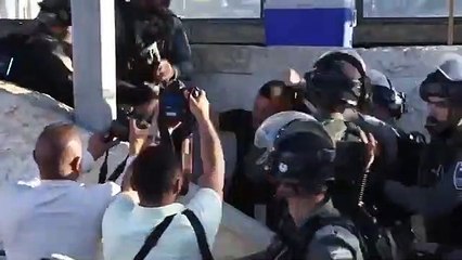 İsrail polisi bir Filistinliyi dipçikle darp ederken görüntülendi