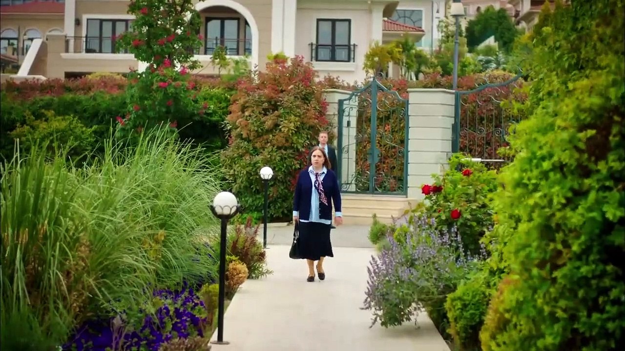 مسلسل رائحة الفراولة الحلقة 1 الدبلجة