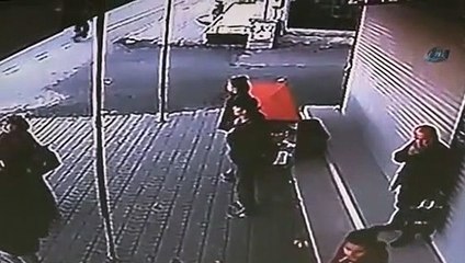 Ecel dolmuş beklerken geldi