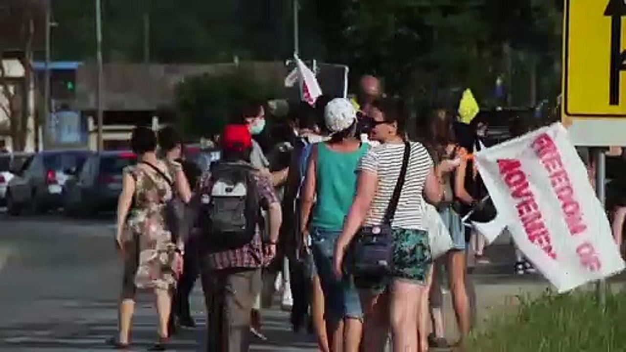 "frontex abschaffen" - aktivisten blockieren grenzposten in kroatien