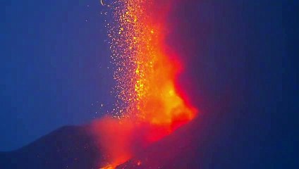 Download Video: Etna, nuova eruzione: la sera illuminata dalle fontane di lava