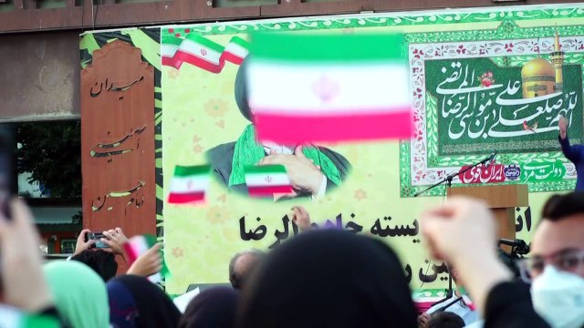 أنصار المحافظ المتشدد ابراهيم رئيسي يحتفلون بفوزه بالانتخابات الرئاسية الإيرانية