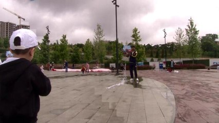 Pendikli babalar ve çocukları uçurtmaları birlikte uçurdu