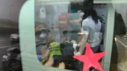 SANCAKTEPE'DE BARİYERLERE ÇARPAN OTOMOBİLİN SÜRÜCÜSÜ YARALANDI