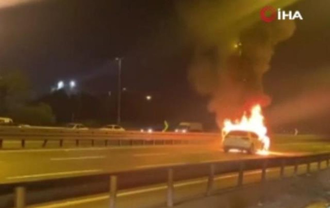 E-5 karayolunda bir otomobil alev alev yandı