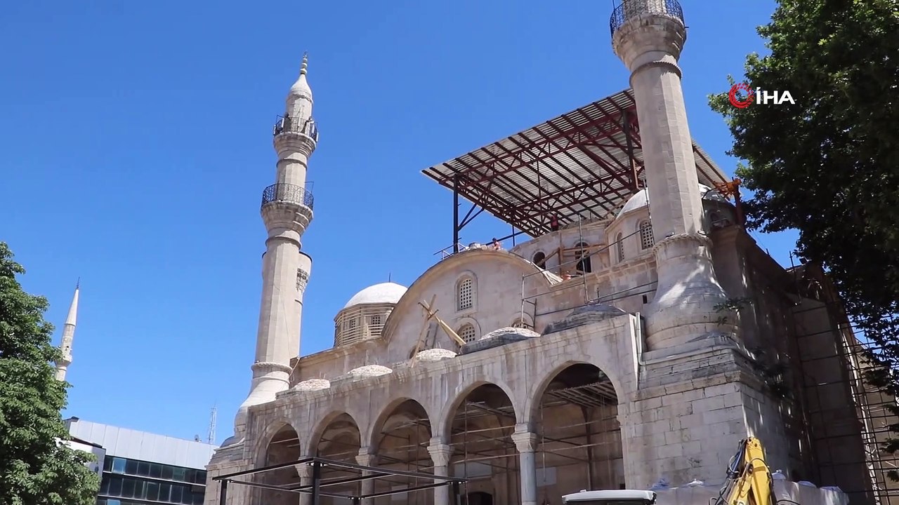 Depremlere meydan okuyan camide restorasyon sürüyor