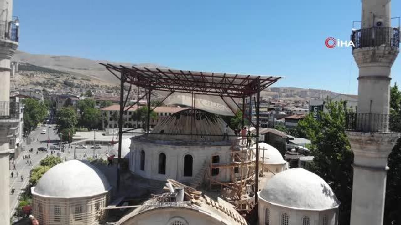 Depremlere meydan okuyan camide restorasyon sürüyor