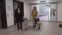 Ameliyatla ayrılan siyam ikizlerinden biri yürümeye, diğeri destekle ayakta durmaya başladı