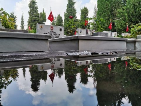 EDİRNEKAPI ŞEHİTLİĞİ'NDE BURUK BABALAR GÜNÜ