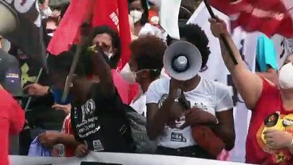 Hundreds of protesters call for Brazil's president to step down