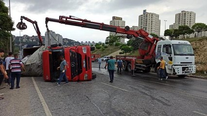 Avcılar'da metal hurda taşıyan kamyon devrildi: 1 yaralı