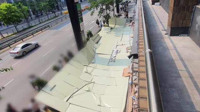 서울 역삼동 공사장 가림막 넘어져 행인 2명 부상 / YTN