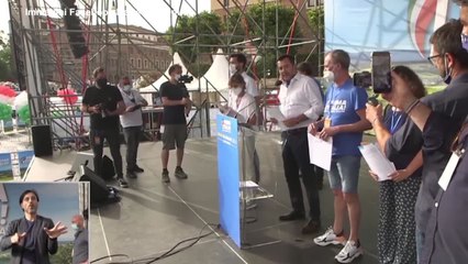 Salvini torna in piazza: "Italia vera dopo anno di paura "