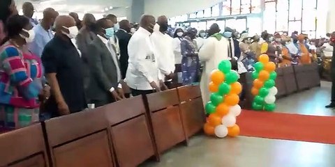 Le Président Laurent Gbagbo à l'église pour sa Première Messe