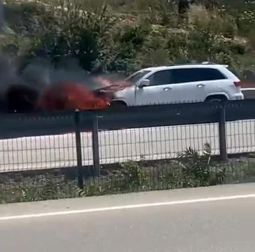 Otomobil alev alev yandı