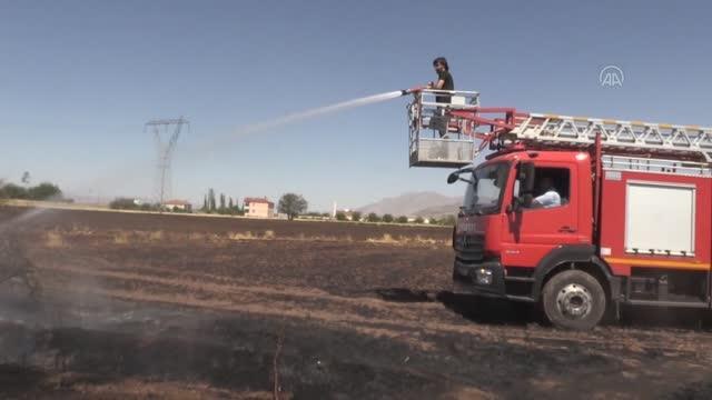 100 dönüm buğday ve arpa ekili alan yandı