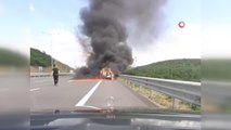 Alev alev yanan araca yoldan geçen sürücü böyle müdahale etti