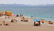 ANTALYA'DA TURİSTLER BULUTLU HAVADA DA SAHİLİ DOLDURDU