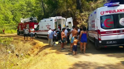 Uçuruma yuvarlanan araçtaki yaralılar insan zinciriyle yukarı çıkartıldı