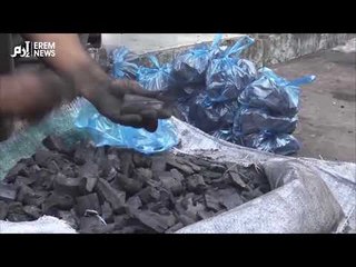 الظروف القاسية تحوّل مهندسًا يمنيًا إلى بائع فحم