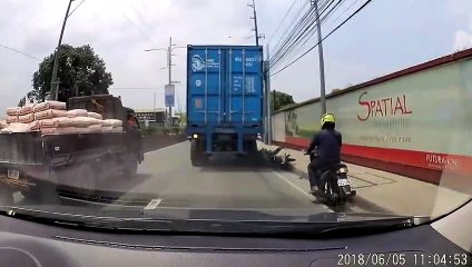 Voilà à quoi sert un casque de moto... Plutot utile non?...