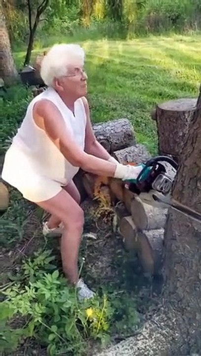 Cette mamie scie un arbre et va avoir beaucoup de chance... Bon karma