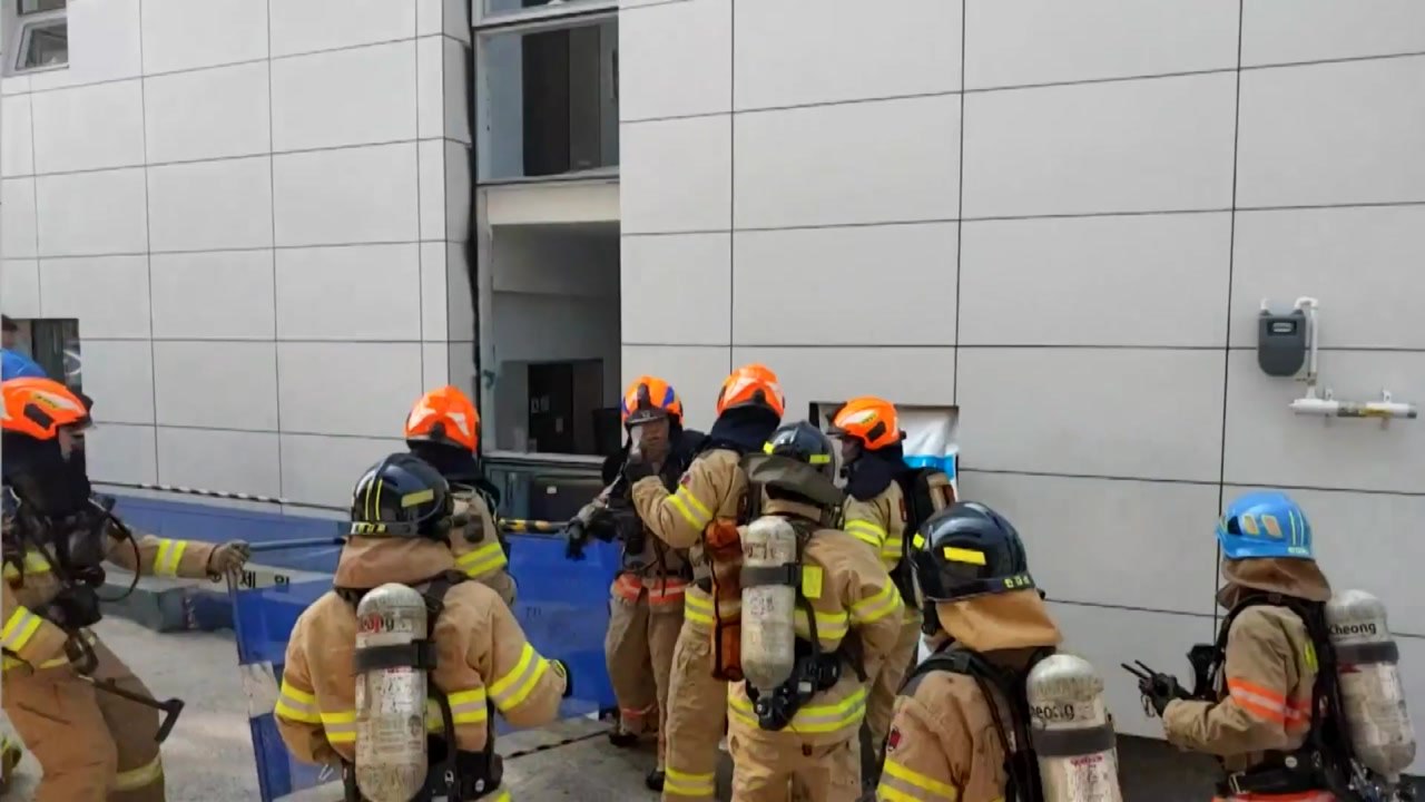 서울 용산 신축공사장 불...다친 사람 없어 / YTN