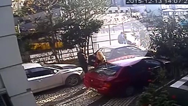 Bebek arabasını devirip karısını tekme tokat dövdü