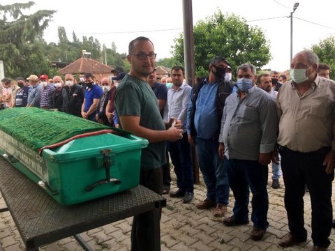 Havuza düşerek boğulan minik çocuk toprağa verildi