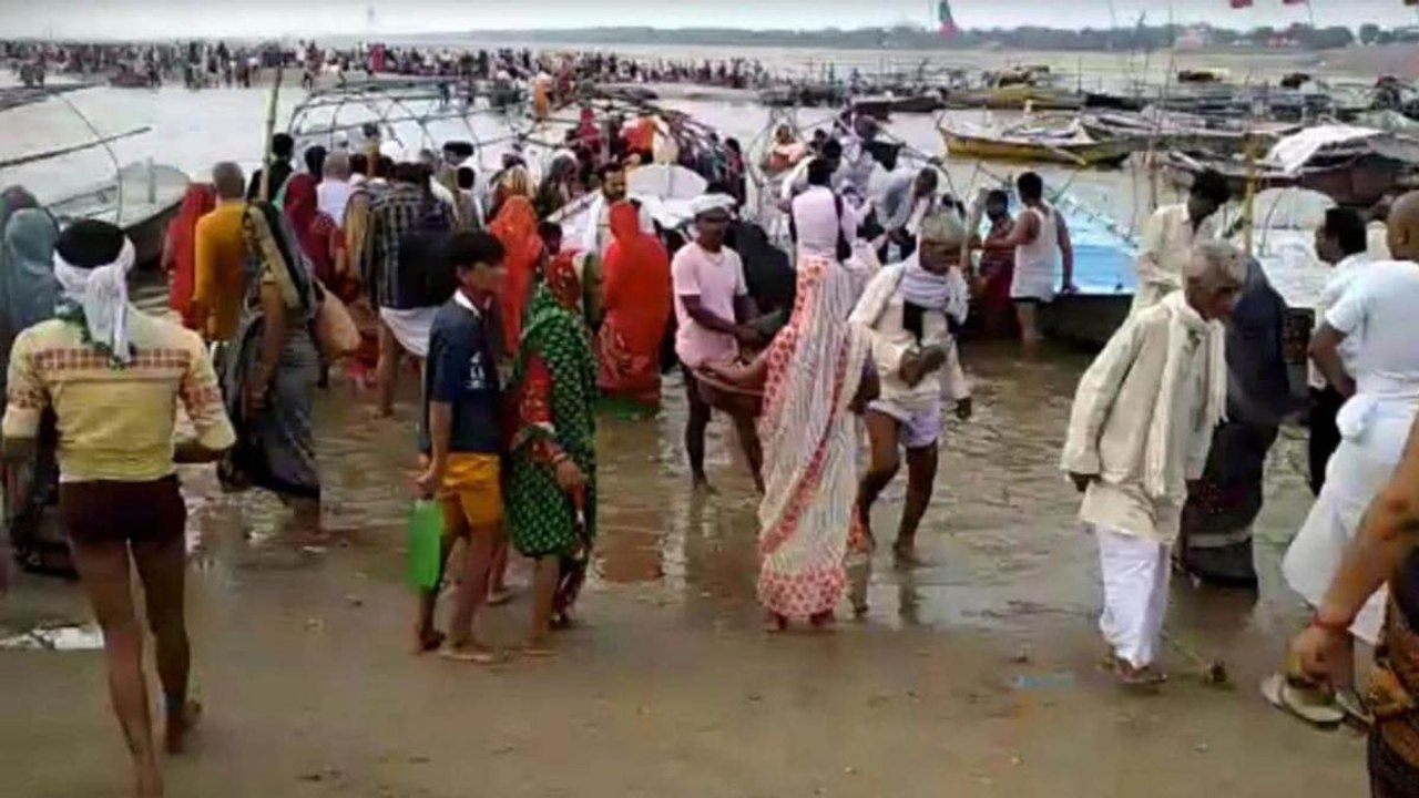 Hundreds gather for holy dip in Ganga flouting Covid norms