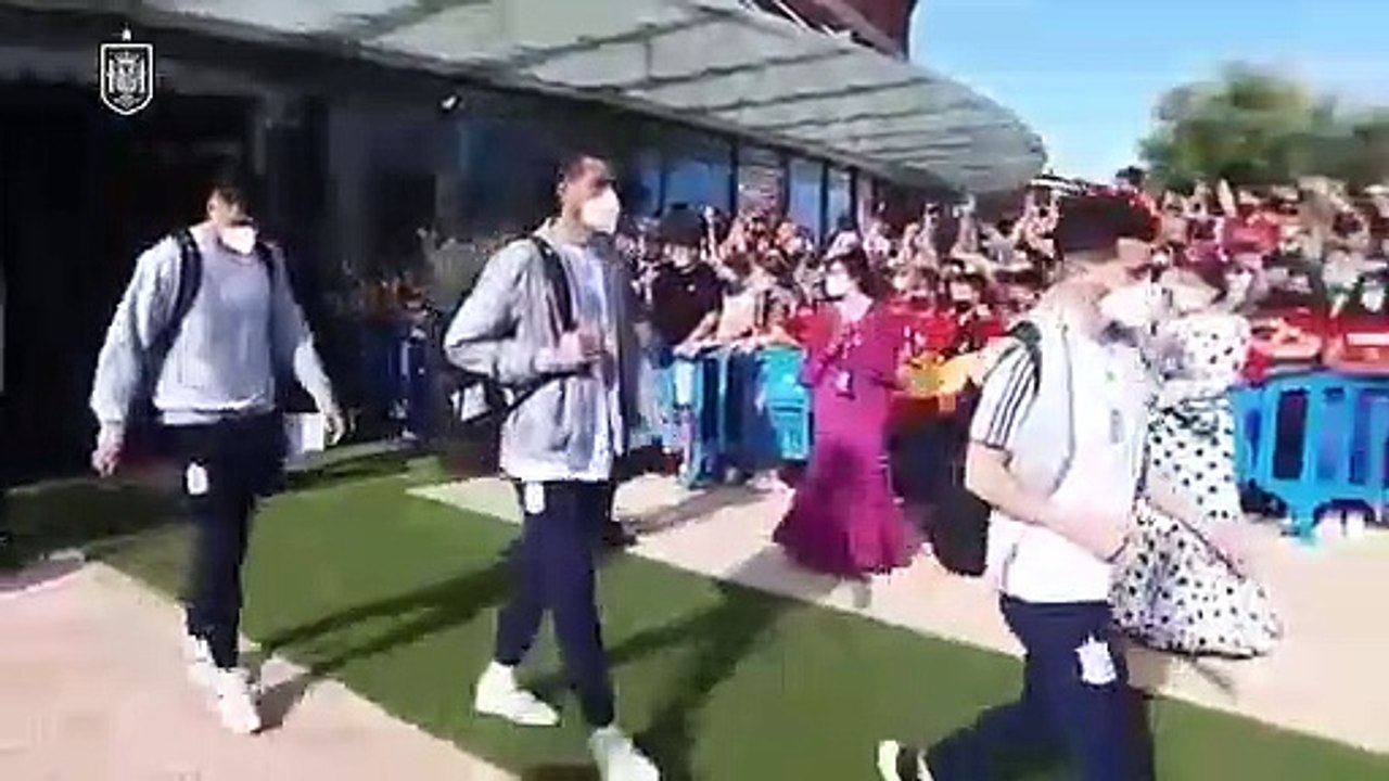 La mayoría de jugadores de la Selección ni saludan a la afición, ¿qué se creen?