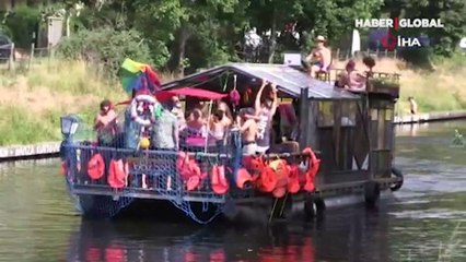 Berlin'de eğlence sektörü çalışanlarından su kanalı üzerinde partili protesto