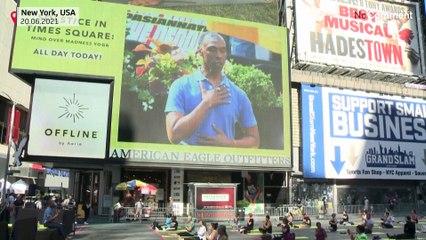 شاهد: ميدان تايمز يرحب بعودة عشاق اليوغا للاحتفال بالانقلاب الصيفي