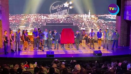 Gerardo Quiroz devela placa conmemorativa por sus 30 años de trayectoria en teatro