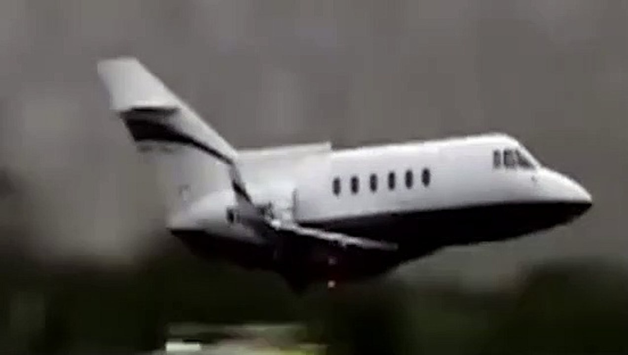 İniş takımları açılmayan uçak böyle iniş yaptı