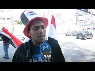 بيع الأعلام.. مهنة البحث عن "لقمة العيش" خلال 28 يومًا