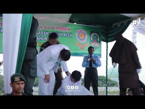 تنفيذ عقوبة الجلد بحق فتاة وشابين على الملأ لممارستهم علاقة محرمة في إندونيسيا