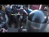 شرطي روسي يوجه لكمات شديدة في بطن متظاهرة.. والداخلية تحقق بالواقعة