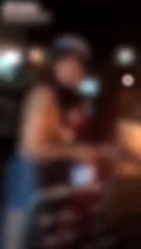 Hai cô gái không đeo khẩu trang, đứng cãi nhau tay đôi với nam bảo vệ