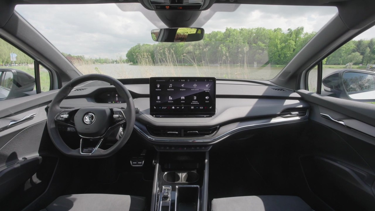 Der neue SKODA ENYAQ SPORTLINE iV - Multifunktions-Sportlenkrad mit drei Speichen und Lederbezug mit Kontrastnähten