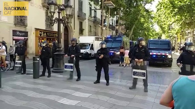 Manfiestants que baixen de plaça Catalunya a l'alçada del Carrer del Carme