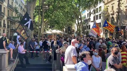 Protesta ante el Liceu contra la conferencia de Pedro Sánchez