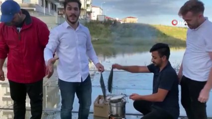 Göle dönen yolları alay konusu oldu: Balık tutup, mangal yaktılar