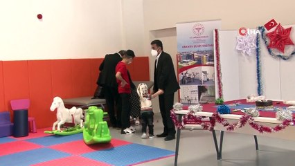 Ameliyatla ayrılan siyam ikizlerine doğum günü sürprizi